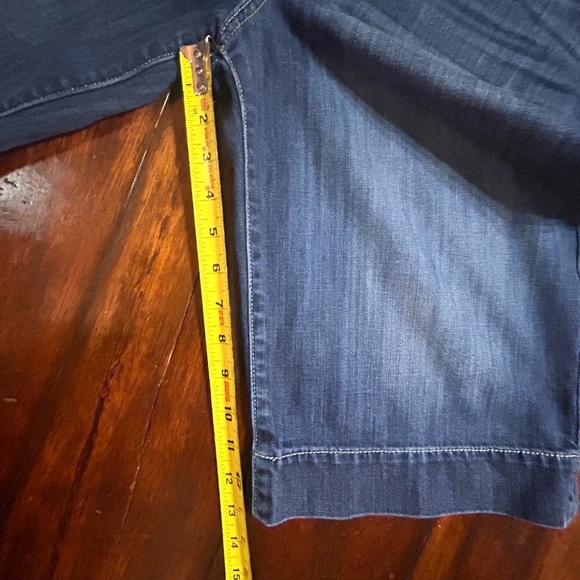 Kut from the Kloth Natalie Bermuda Medium Wash Denim Shorts Women's Size 14 - Picture 8 of 8